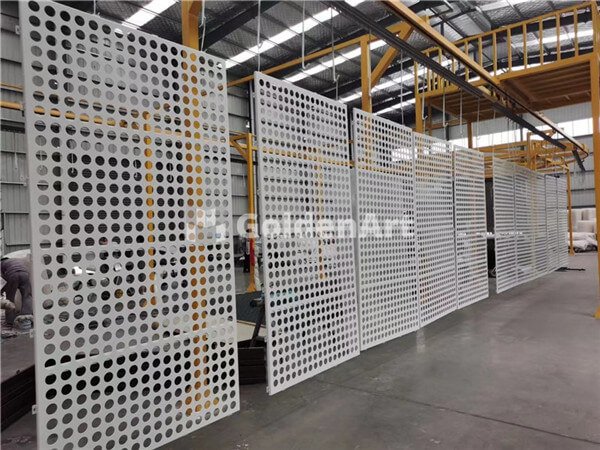Perforated Aluminum Panel manufacture (1)