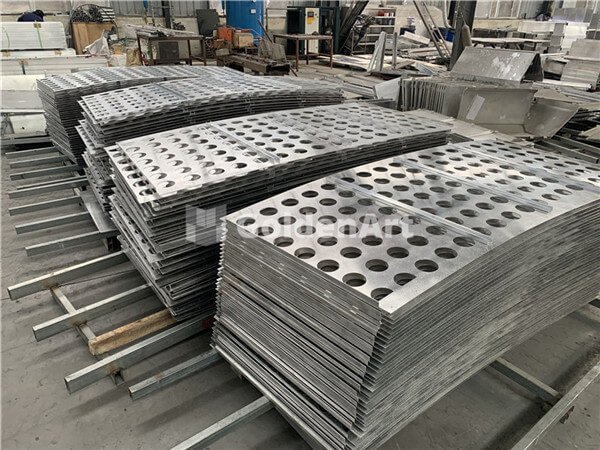Perforated Aluminum Panel manufacture (2)